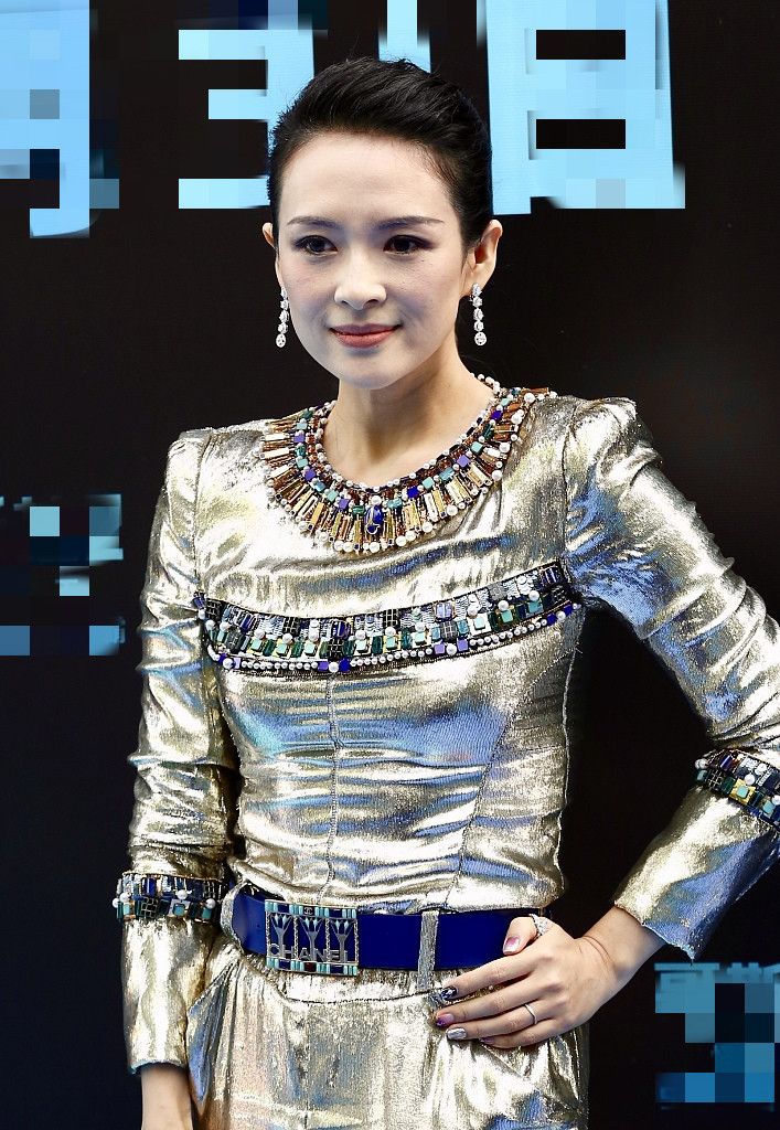 章子怡一袭银色连衣裙亮相活动 头发盘起slay全场