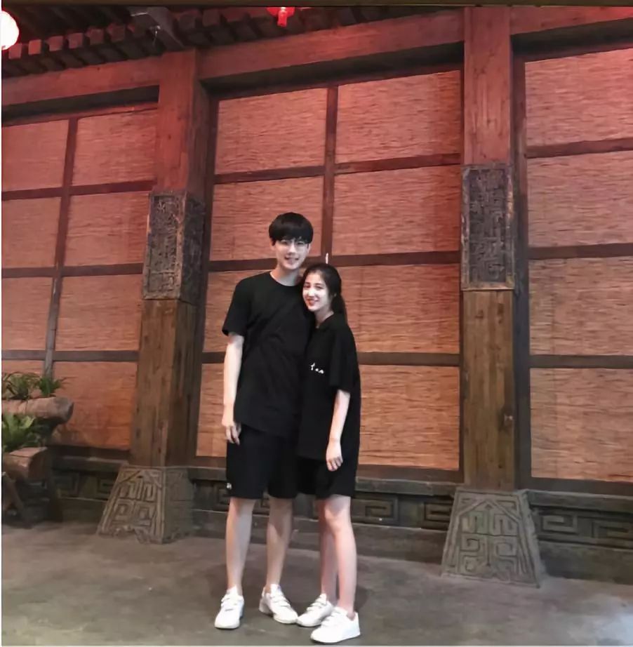186cm的身高,站在一起身高差很萌,衬得紫莹十分娇小.