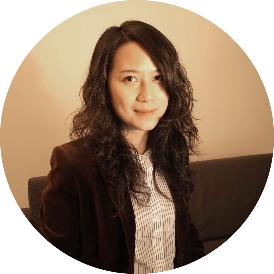 韩笑出生于中国武汉,现为国际艺术策展人,摄影师和行为艺术家;同时