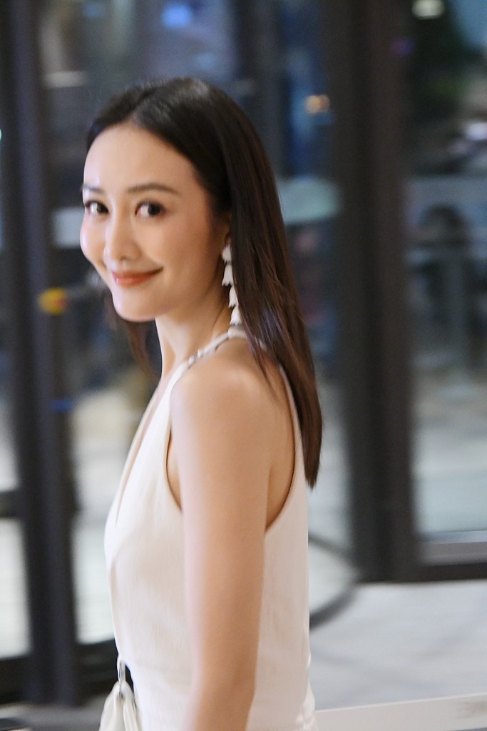 王鸥穿深v礼裙身材高挑 回眸露笑侧颜美炸