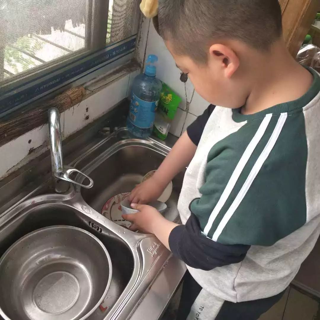 我是小小劳动者五一家务劳动体验一实小花园校区二年级六班劳动节劳动