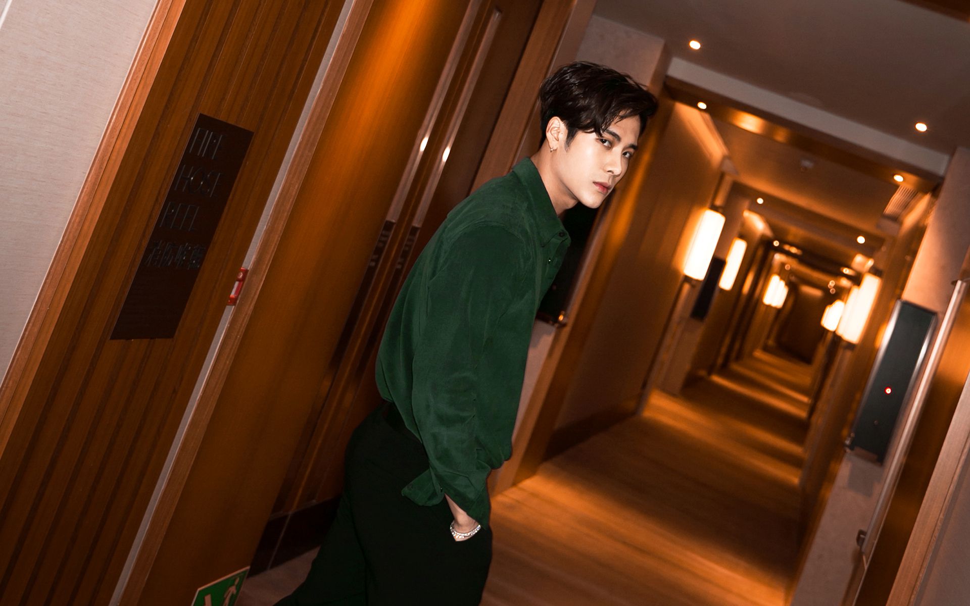 王嘉尔获周榜亚军ins晒童年照送母亲节祝福模仿妈妈超传神