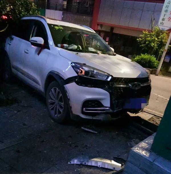 长寿一轿车失控撞断行道树,现场一片狼藉!