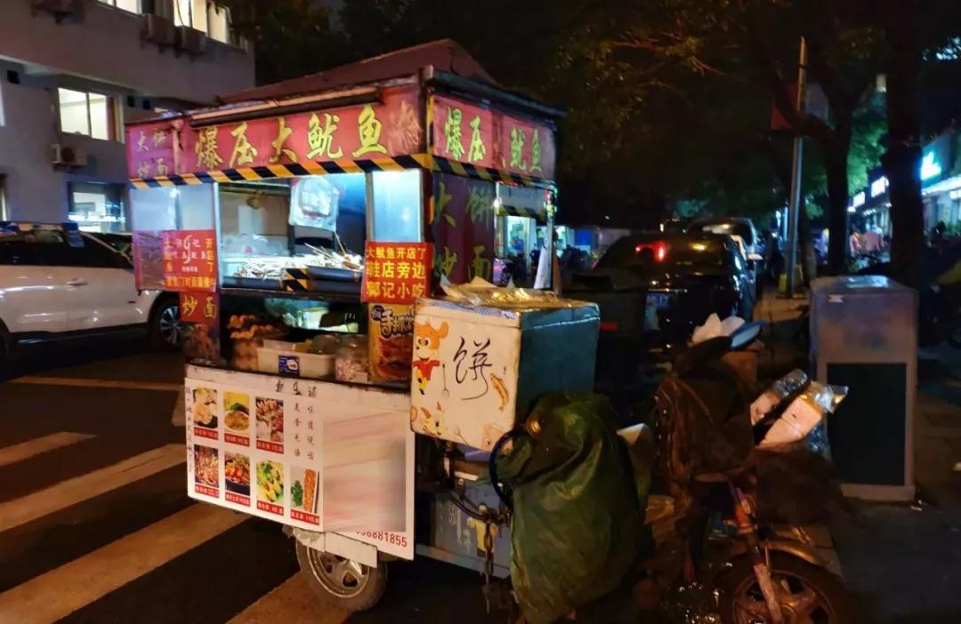 67△年前还是一个移动的小摊贩老板之前是做仿真花生意的,但因为一