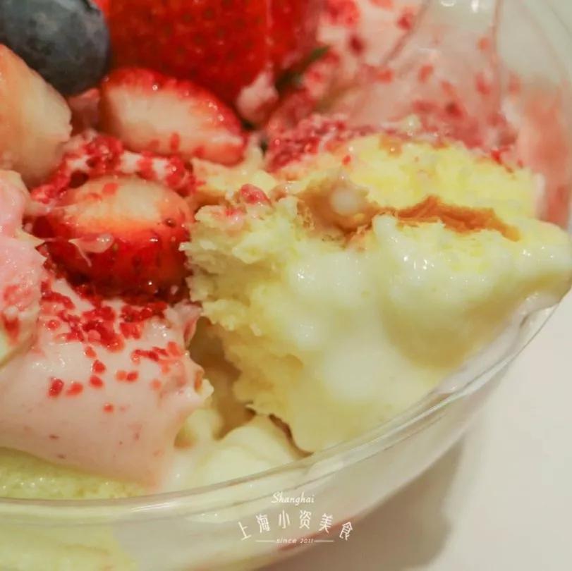 蓝莓 草莓的经典搭配,配上罪恶又迷人的芝士流心,试问谁能顶得住这种