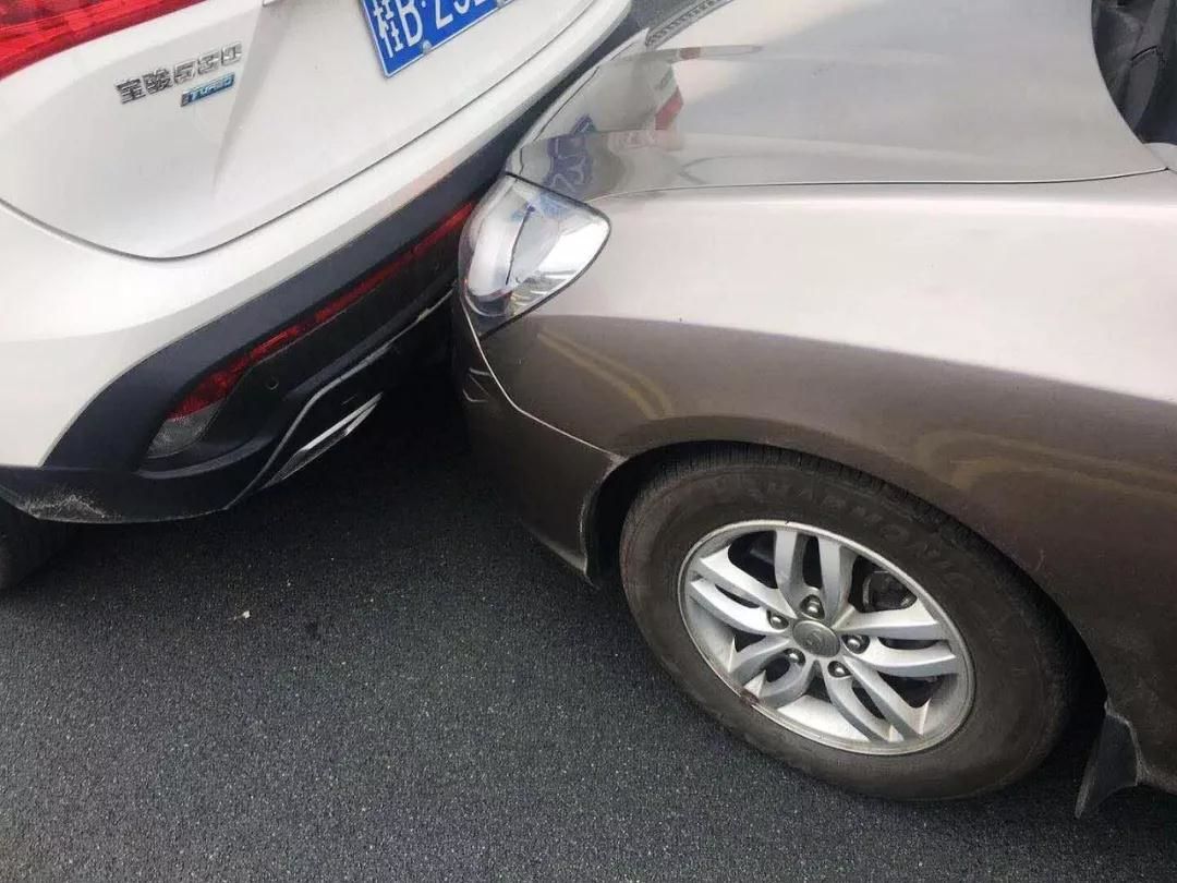 经过勘察,民警对该起四车追尾的事故开具了事故责任认定书,姜某驾驶