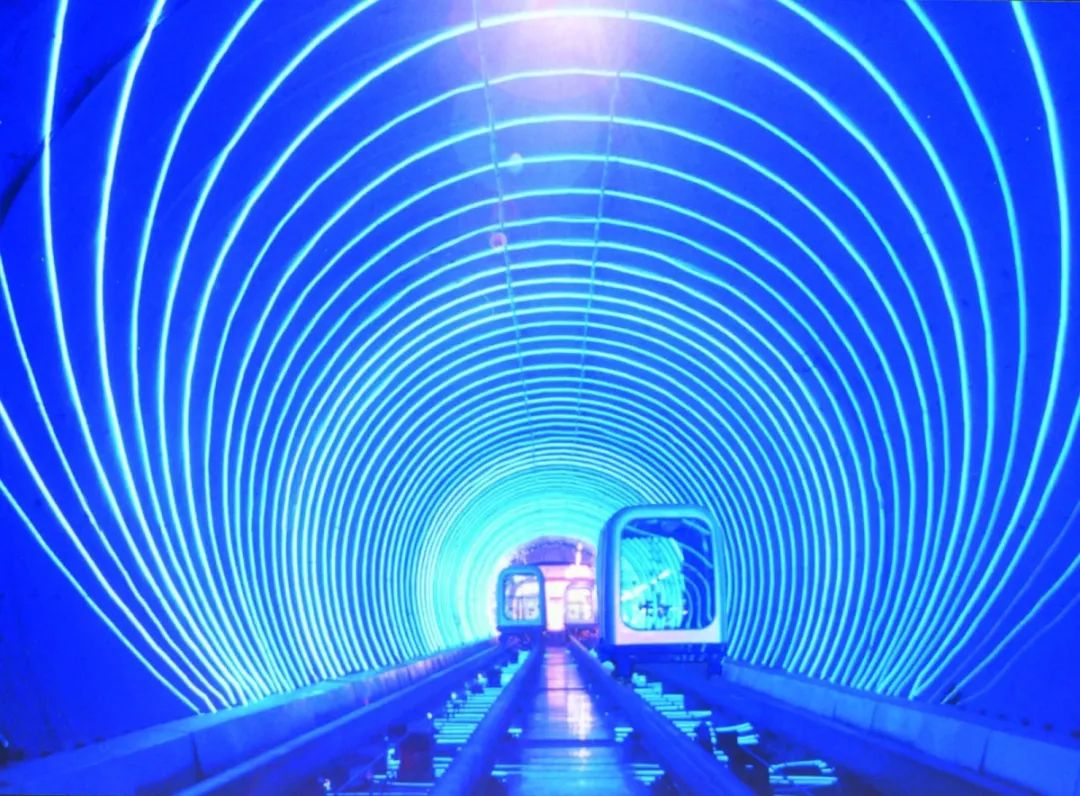 中国旅游日,外滩观光隧道与你甜蜜约"惠"_灯光