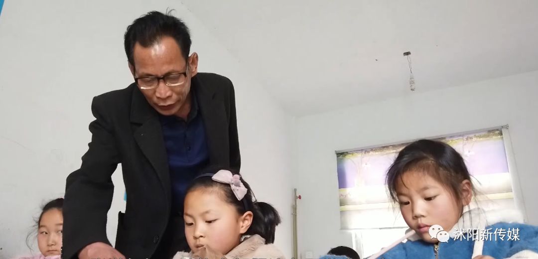 距离沭阳县城最偏远的村小学,这名教师坚守了40年!_张道昶