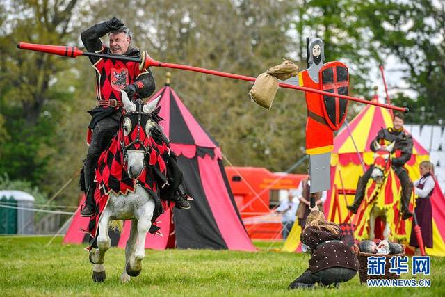 英国举行年度马上长枪比武