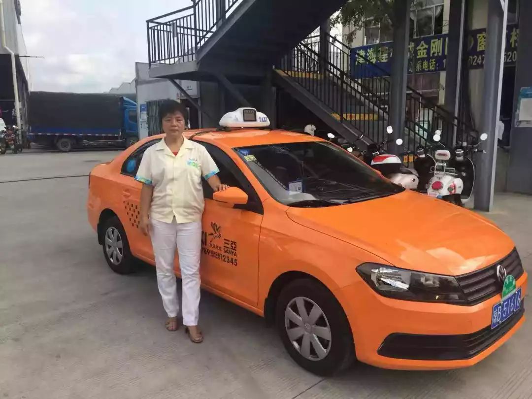 姜雁,女,三亚飞马汽车营运管理有限公司出租车驾驶员,从事出租车行业