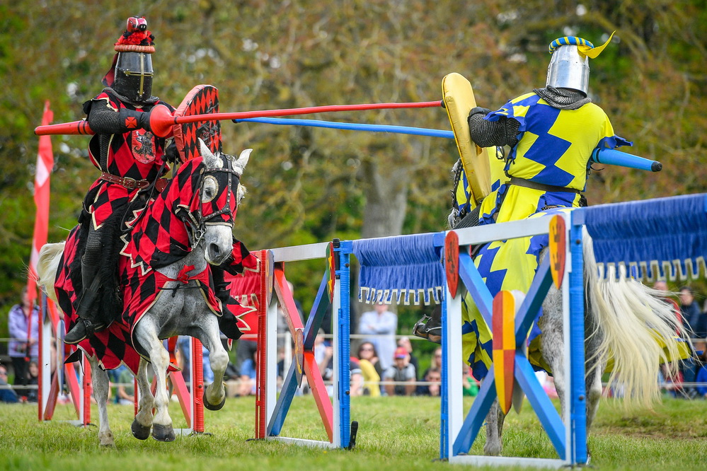 英国举行年度马上长枪比武