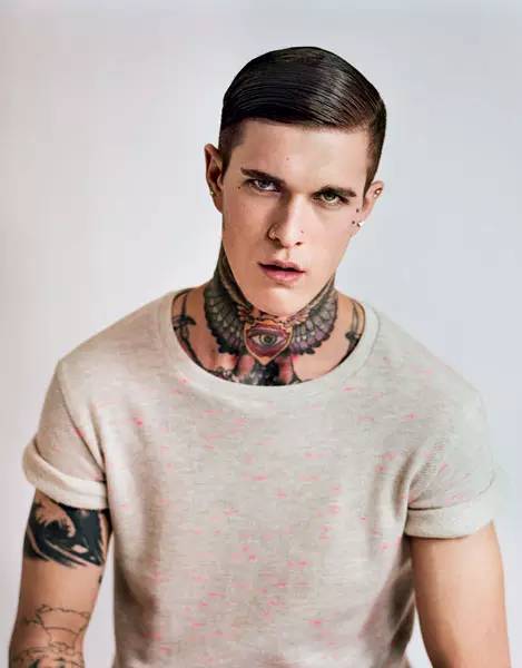 油头,纹身,颜值高外加身材好,男生都要被这个男神帅弯