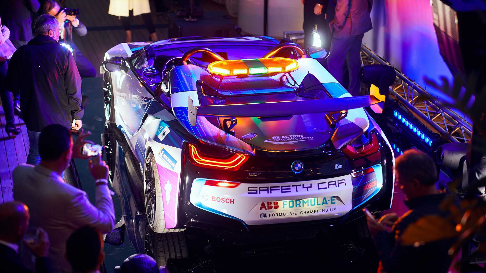 这才叫敞篷车宝马i8roadster安全车发布