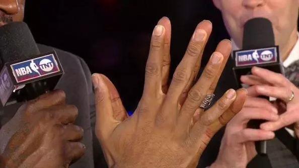 12图看nba巨人的手掌:奥胖喝水像喝口服液,乔丹单手就能抓南瓜