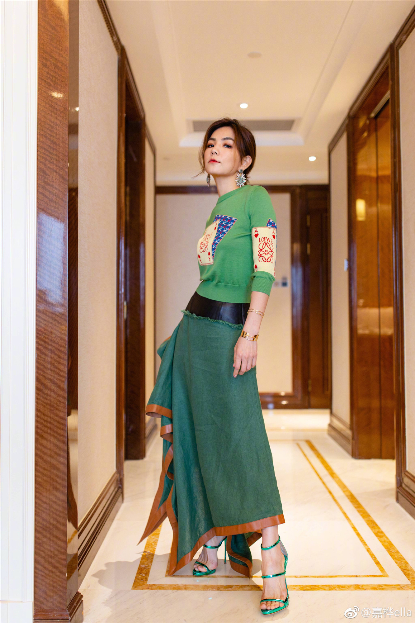 原创陈嘉桦自曝产子后尿失禁!37岁ella穿棋盘西装超吸睛,假小子回归