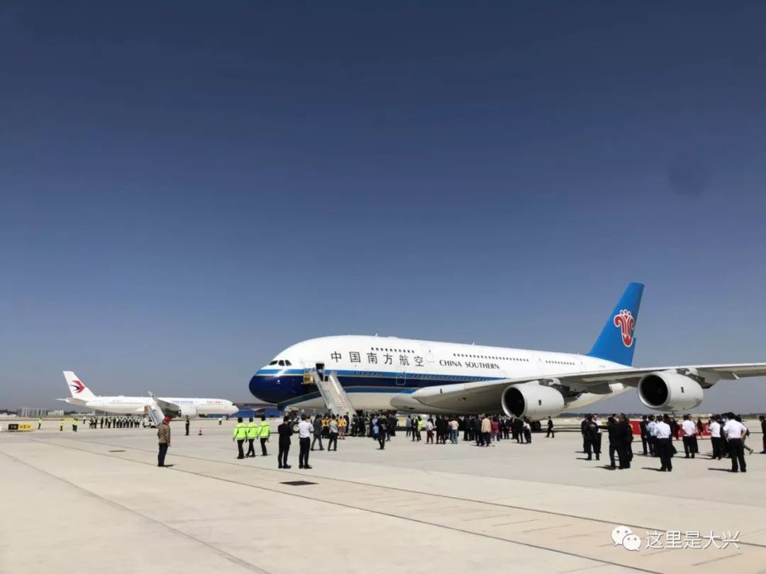 東方航空公司空客a350-900飛機,國際航空公司波音b747-8飛機,廈門航空