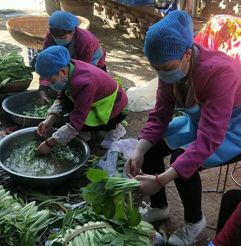 让信众吃的每一份素斋干净新鲜将菜叶挑拣择洗干净