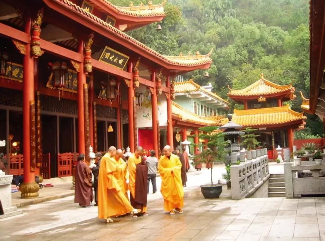 每年都举行隆重的浴佛祈福法会桂平西山龙华寺,洗石庵全国十三大佛教