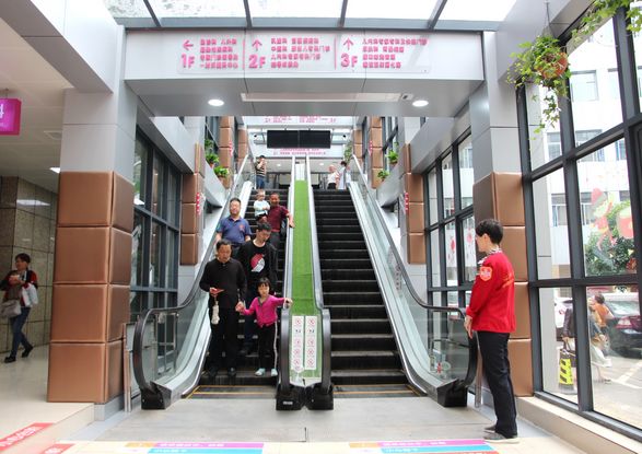 缓解患者乘梯难——市妇幼保健院门诊部扶梯正式投入运行_电梯