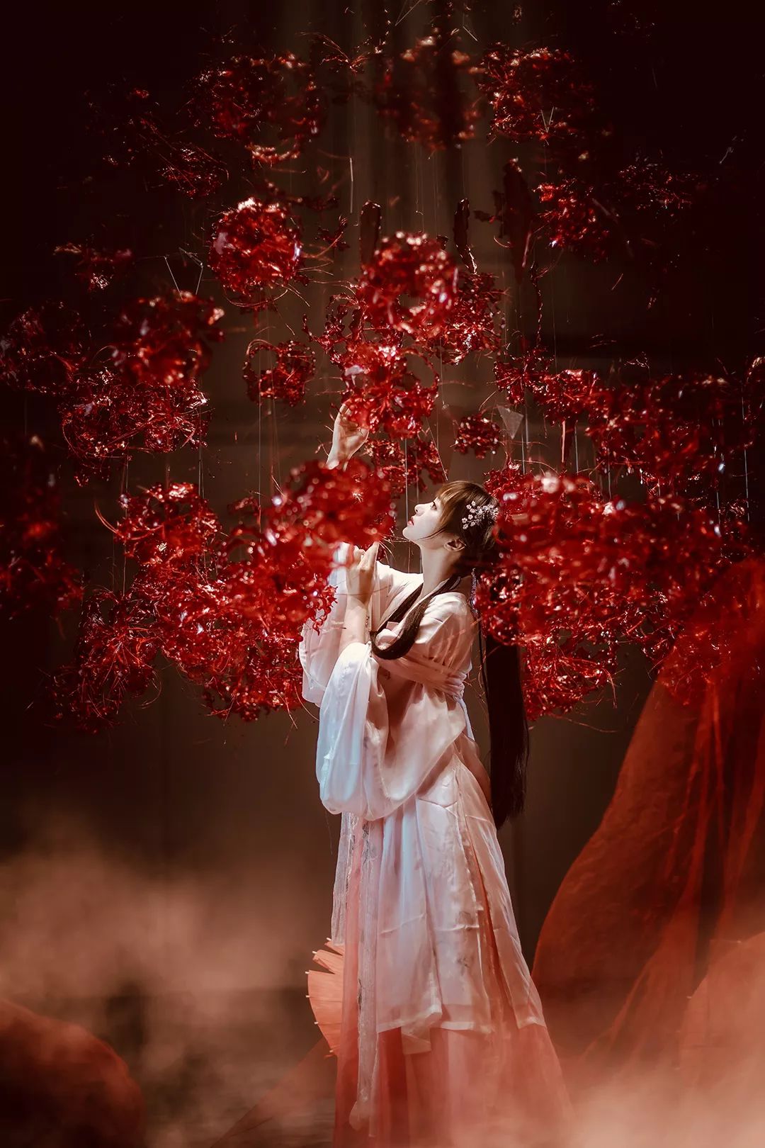 来寻找彼岸花谷吧,以倩女幽魂彼岸花为灵感的艺术装置