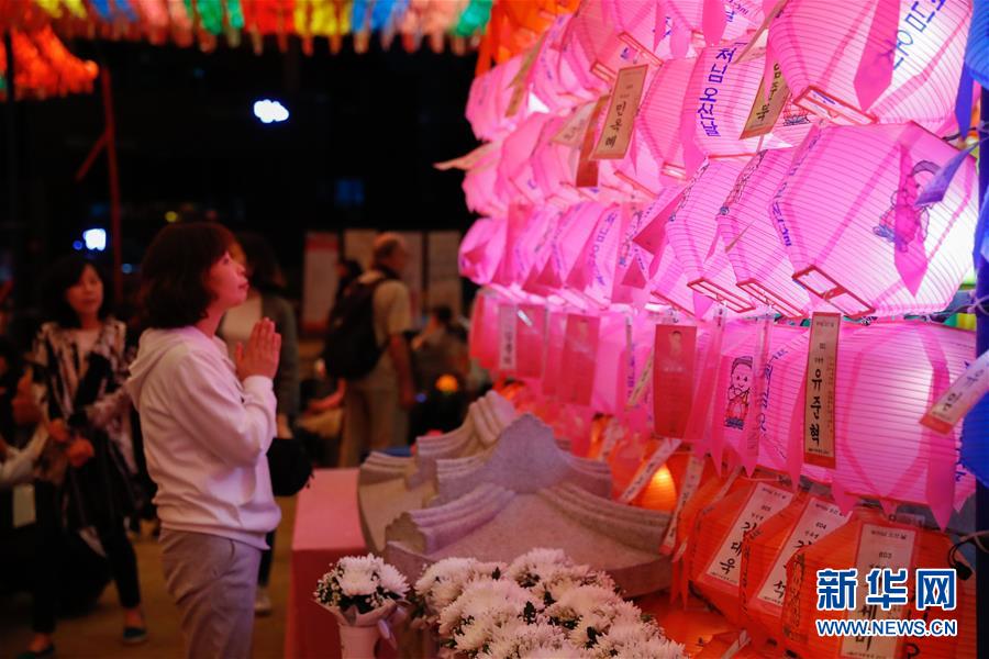 韩国:看彩灯 庆祝佛诞节
