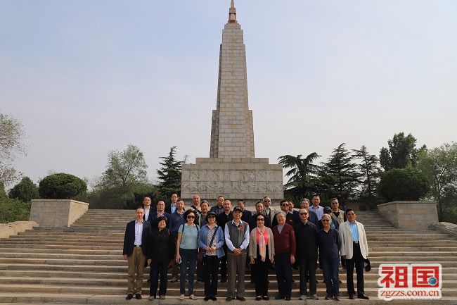 與會領導,專家在紀念碑前合影與會領導,專家參觀肥城市市民廣場與會