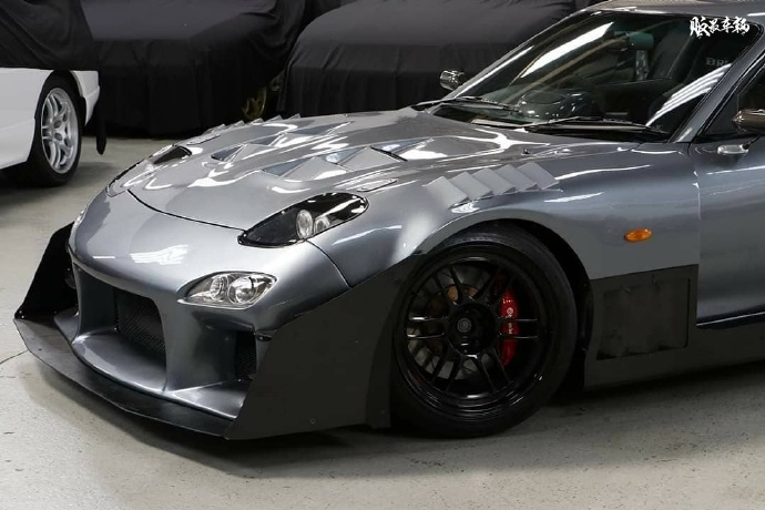 拥有一套极夸张的空力宽体套件的赛车化fd