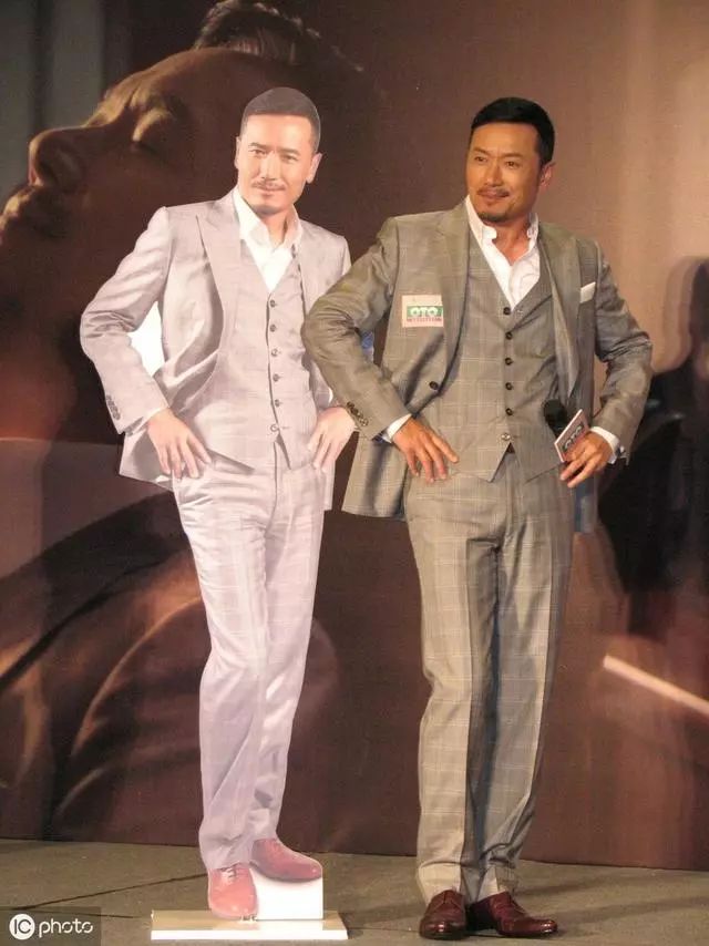 路人偶遇苗侨伟,身高和走路姿势型到爆,网友:这身材苏神本苏了