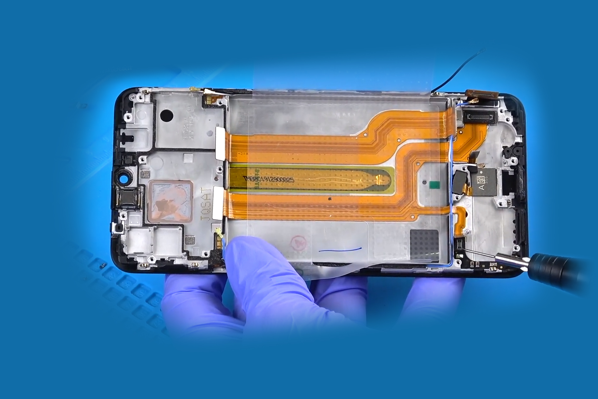 拆解iqoo,探究其散热机理(拆机图片源自网络).