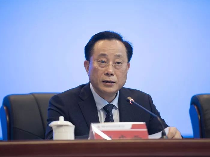 黄向阳指出,要充分肯定近年来推进产权改革,全面组建农商银行对推动