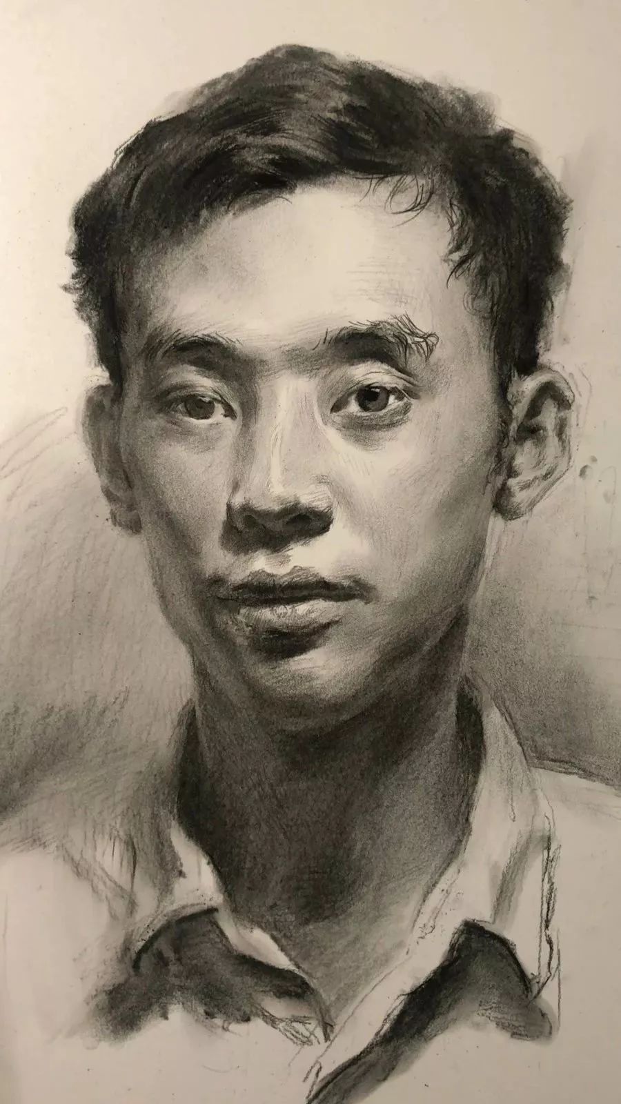 课堂回顾第二四一集朱传奇教你画复古味道的男青年正面微侧素描头像