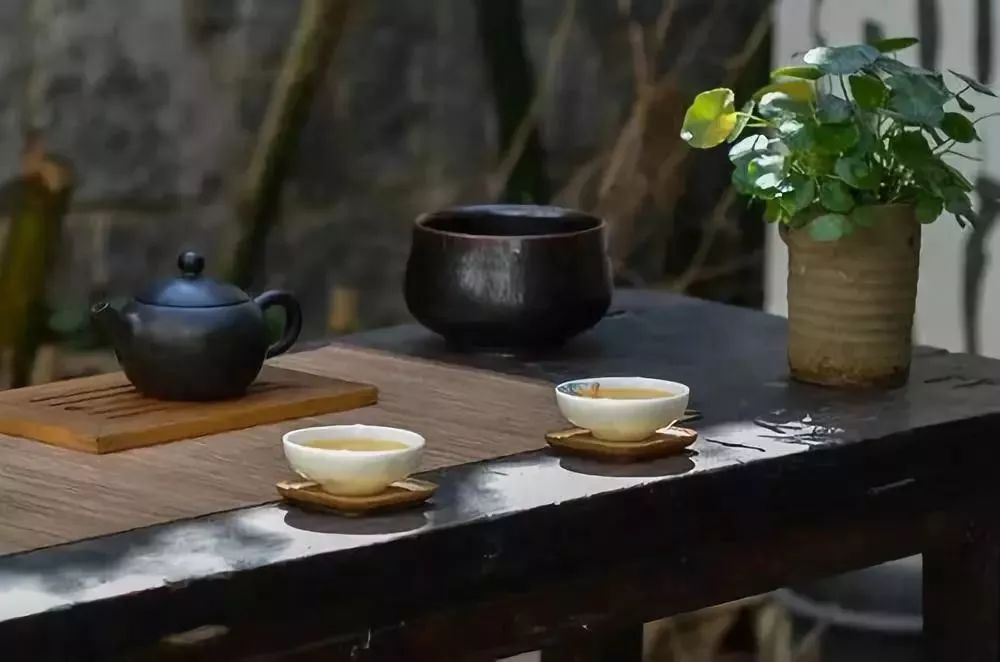 地享受飞云过天,绿水无波的静美;品茶是修心,在无尘的净水中彻悟禅意