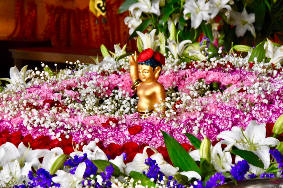 千年古刹雷峰寺，在佛诞日举行浴佛放生活动