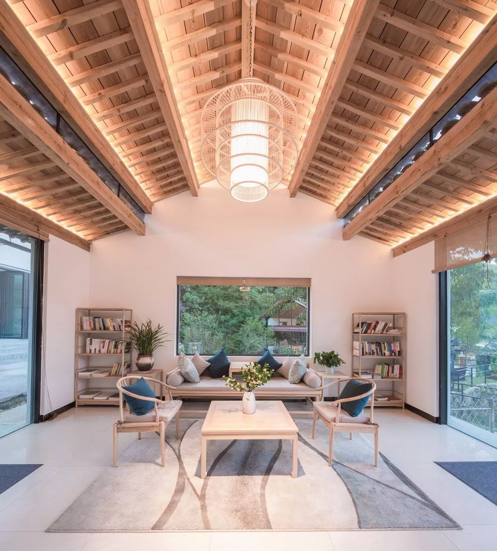 他把安吉大山里的黄泥房改成最时尚乡野民宿,过上真正"向往的生活"!