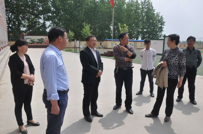 市教育局局长孔祥岩来我县视察教育工作