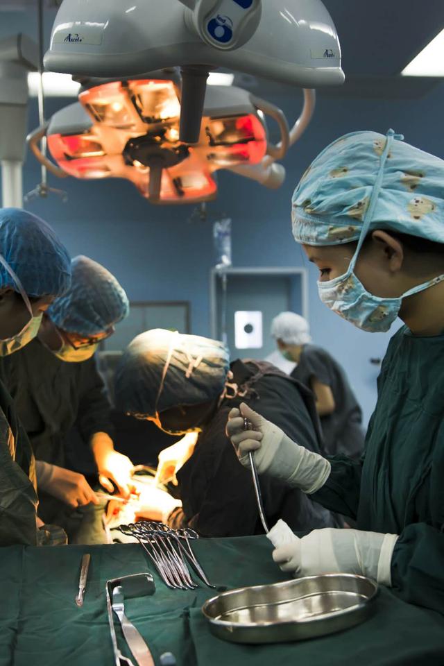 无影灯下的生命守护者——记沈阳医学院附属中心医院手术室护理团队