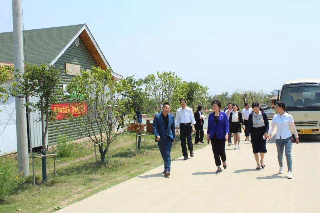 执法检查期间由德丰生态农业董事长,果玩品牌创始人张德中先生向调研
