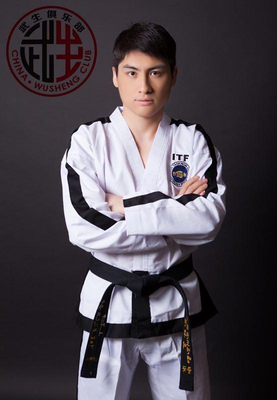 其中一场焦点大战由跆拳道名家张龙对阵"里合腿大师"田野,赛前田野大