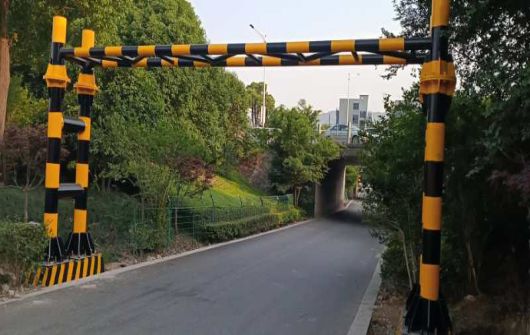 市区瓯海大道部分路段正在进行限高门架安装,车辆请注