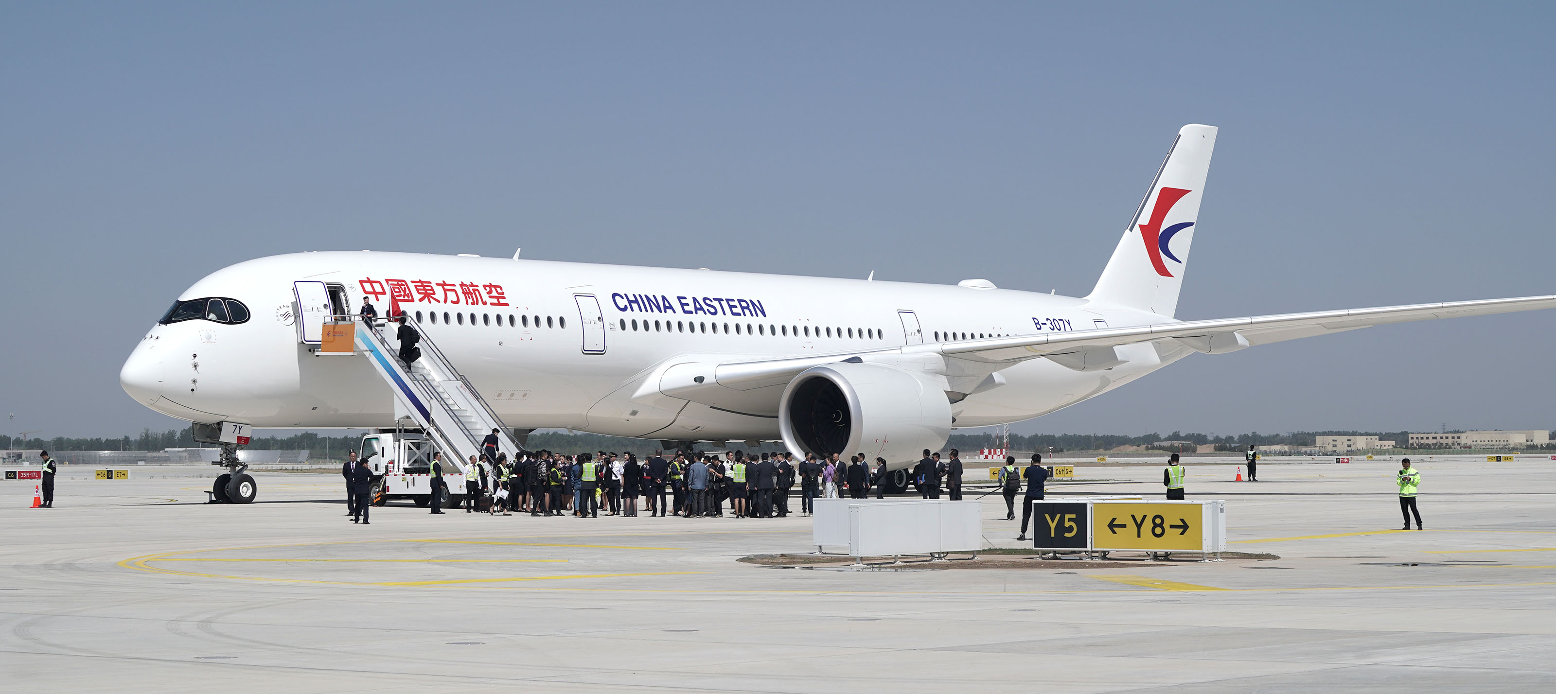 5月13日,在北京大兴国际机场,东方航空公司客机停靠在泊位.