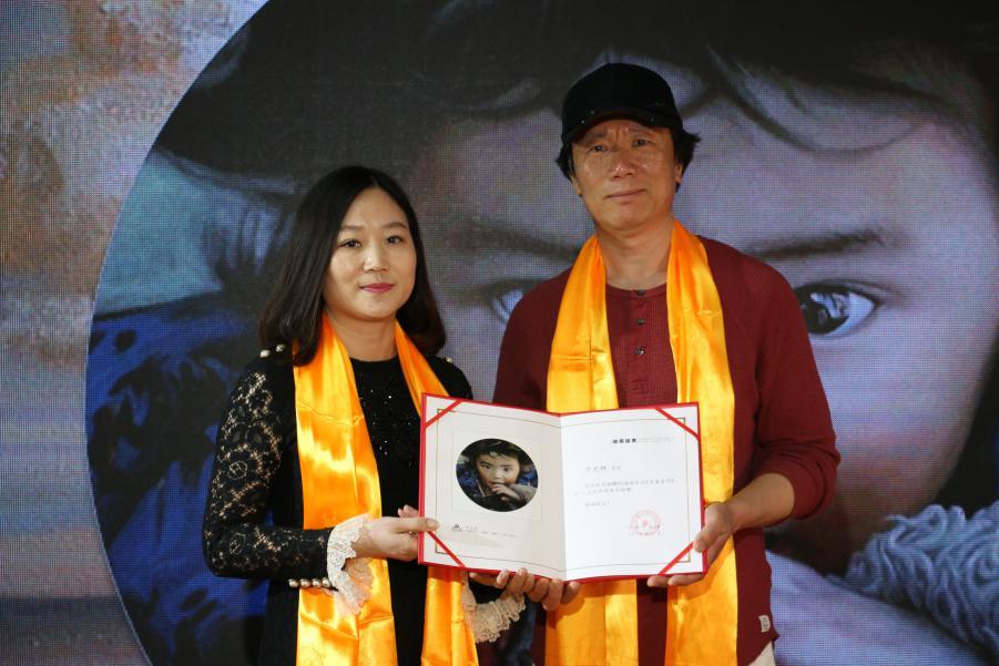 将由大都艺术馆永久收藏,大都艺术馆馆长胡玮对艺术家表达了感谢,并