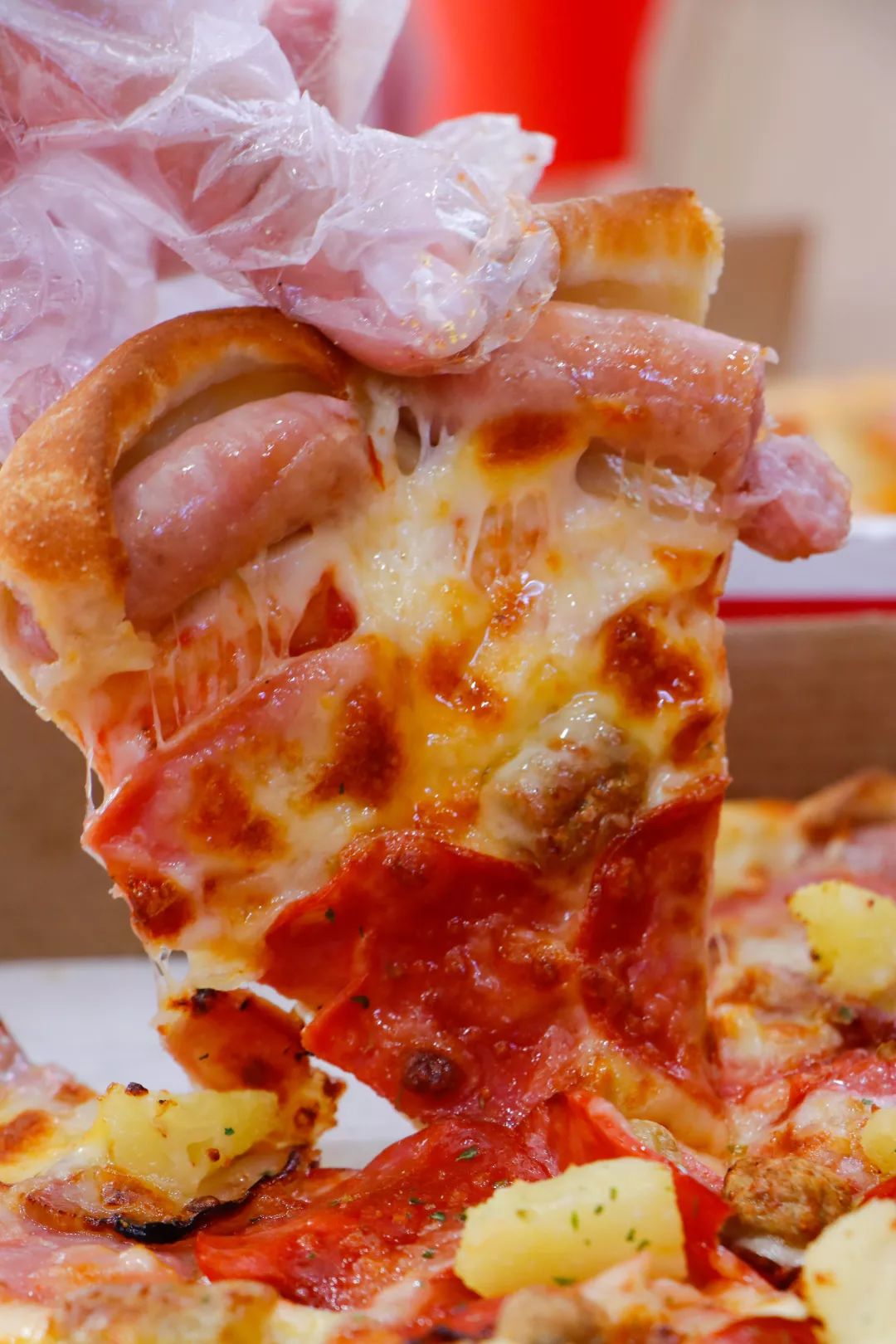 这款披萨选择了 烤肠卷边,浓郁的芝士搭配整只香肠裹在饼皮里,肉香