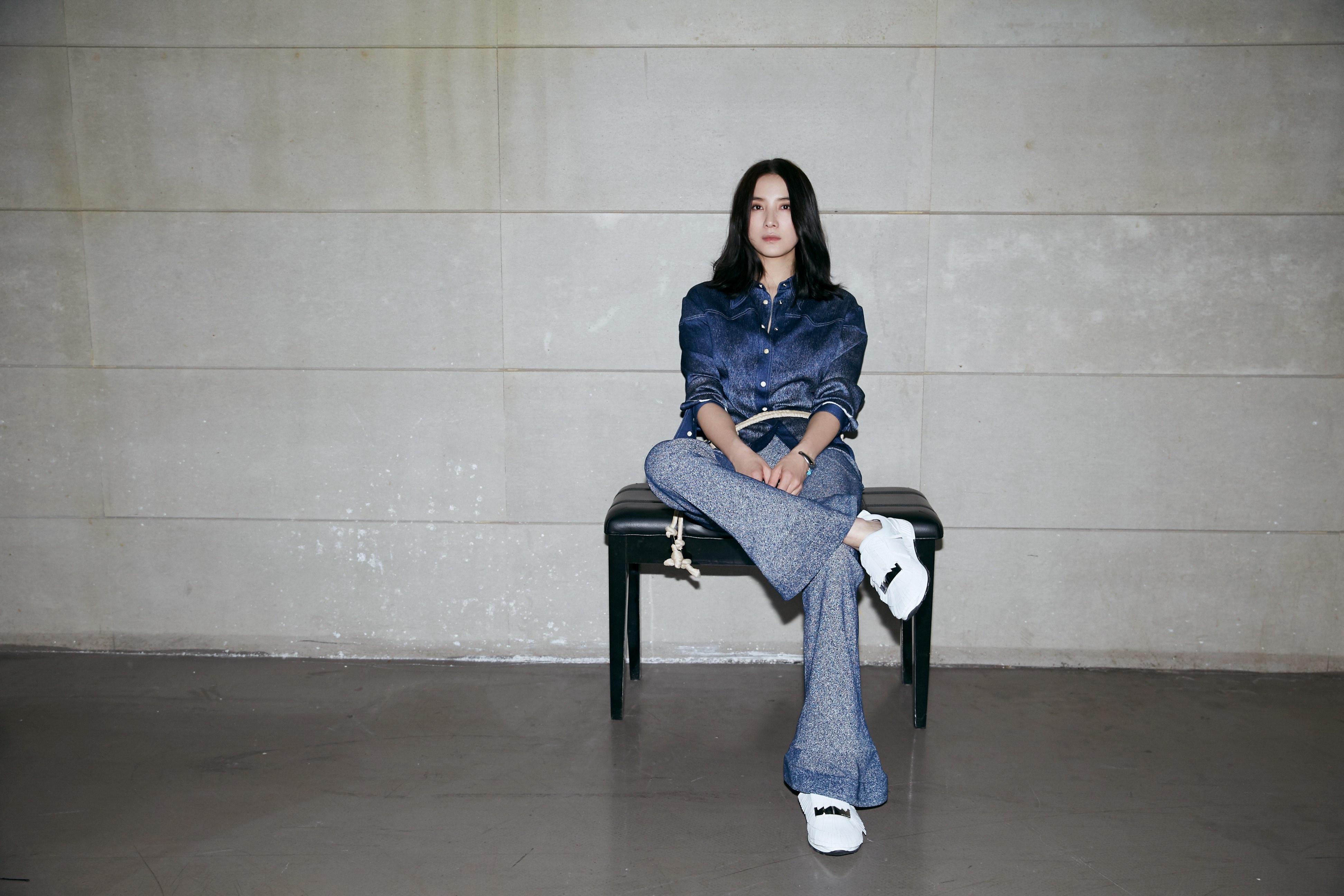 宋佳最新时尚写真释出 洒脱迷人展舒适态度
