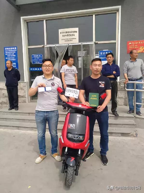 5月11日,北京首张电动摩托车牌照诞生,雅迪旗下电摩莱客也成为北京首