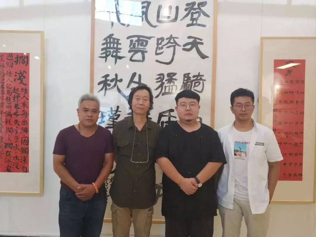 《欣然》策展人王越(右一)与双人展参展青年书法家李泽覃(右二),学术