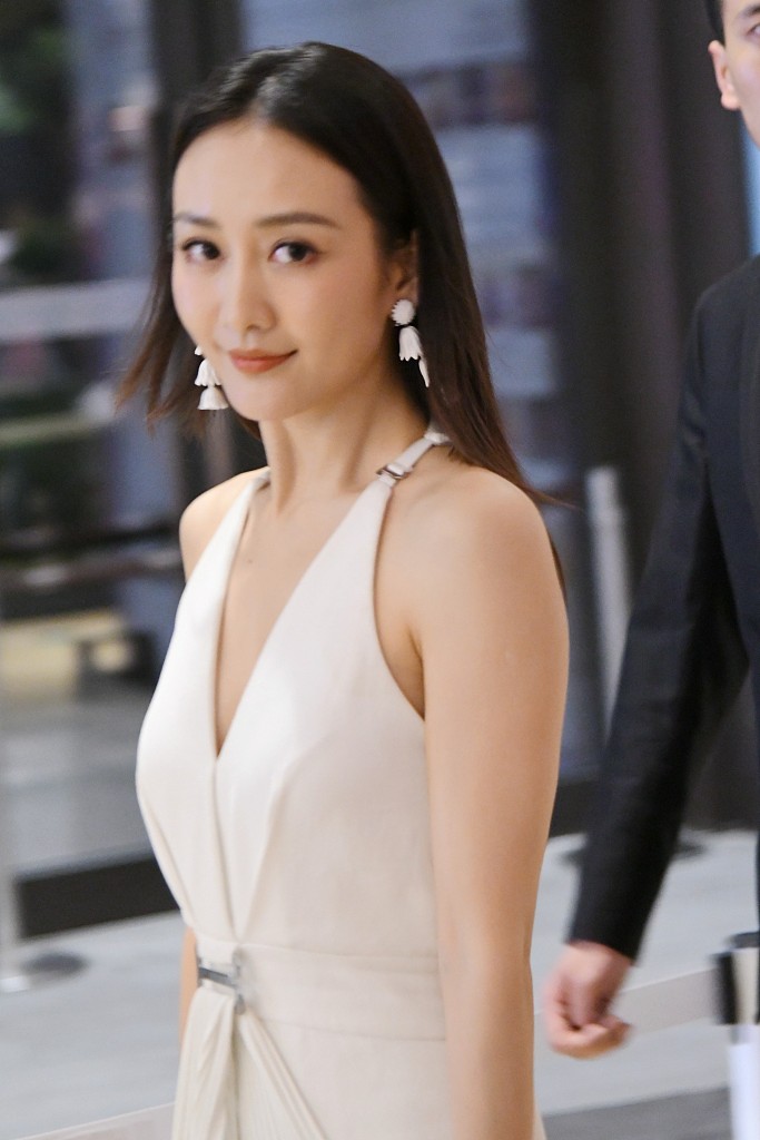 王鸥穿深v礼裙身材高挑 回眸露笑侧颜美炸