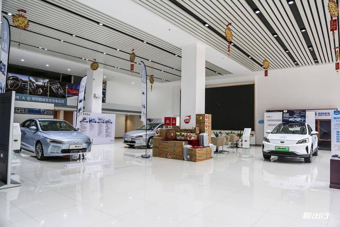 ev450 和蓝色帝豪 gse几何 a 妥妥的占据 c 位进入展厅可以看到整个