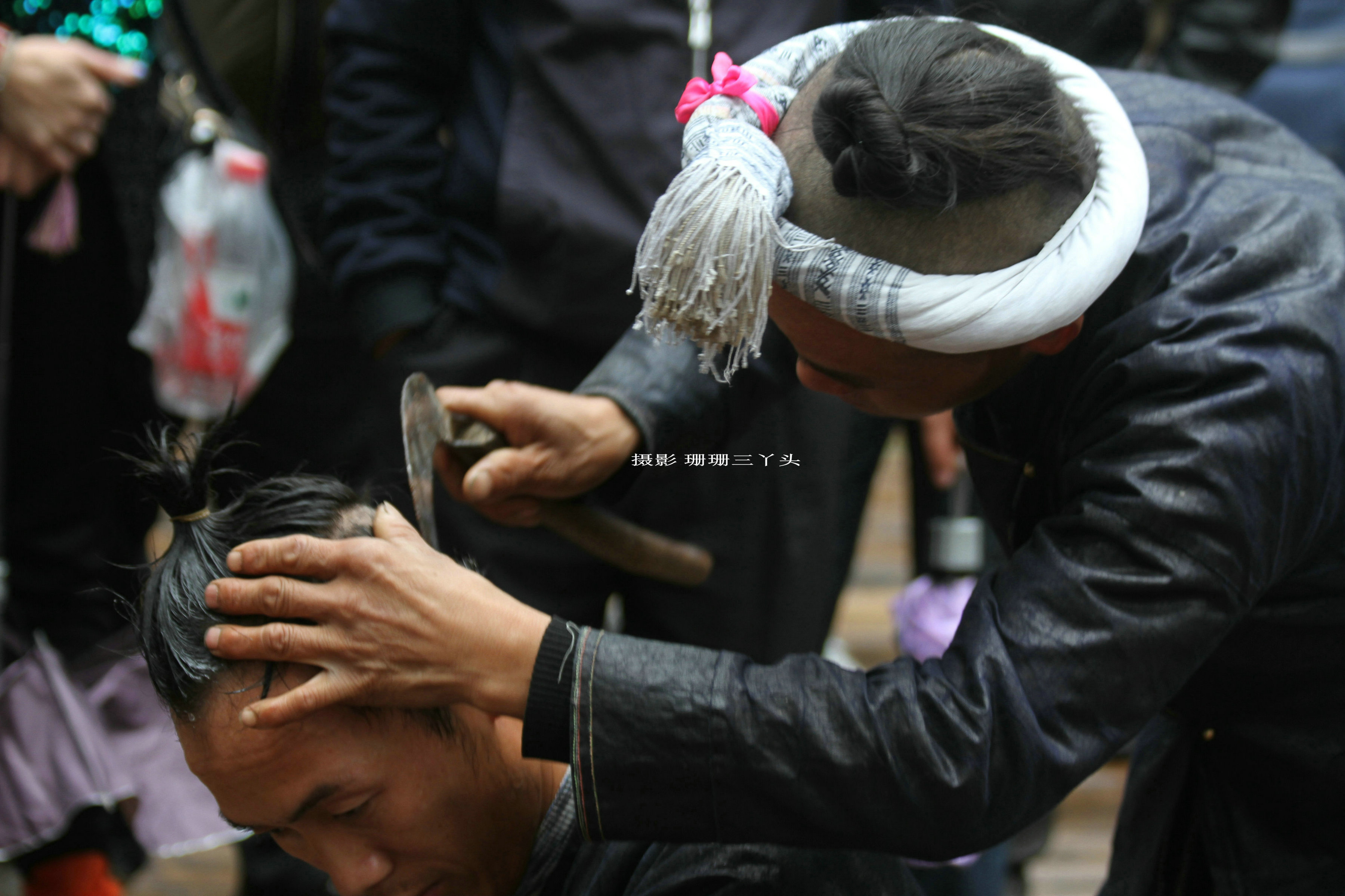 1/ 12 位于贵州省从江县城六公里处月亮山麓的层层林海中,有一个岜沙