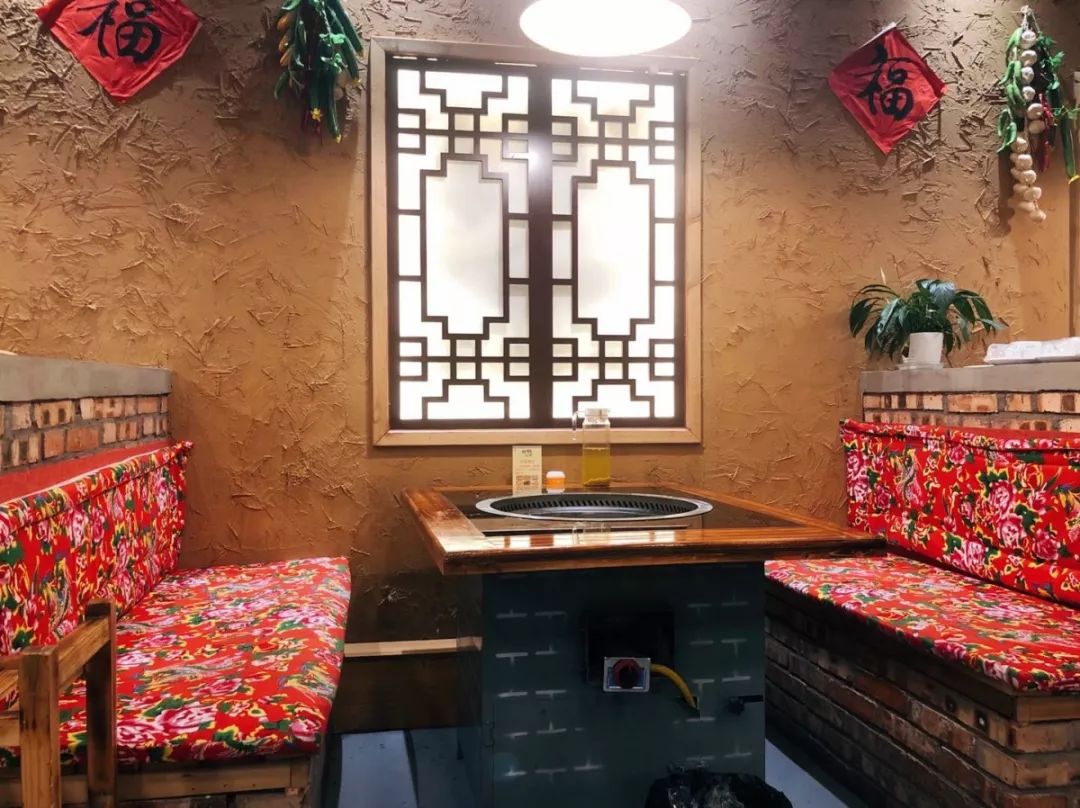 店面装修满满的东北style~大花布大粮仓还有炕头的设计倍感亲切.