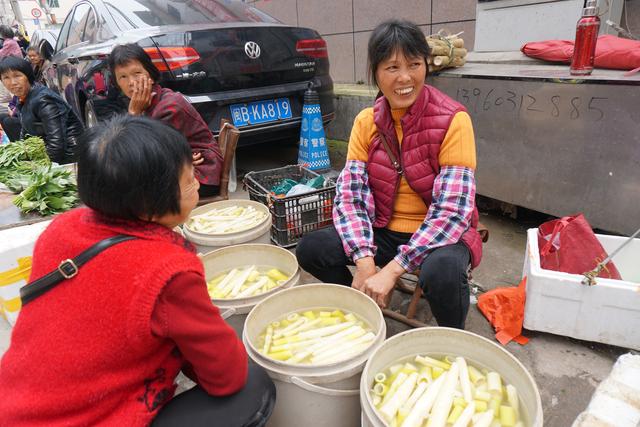 安溪尚卿乡圩日,老奶奶卖咸菜生意清淡,草药郎中日进千元